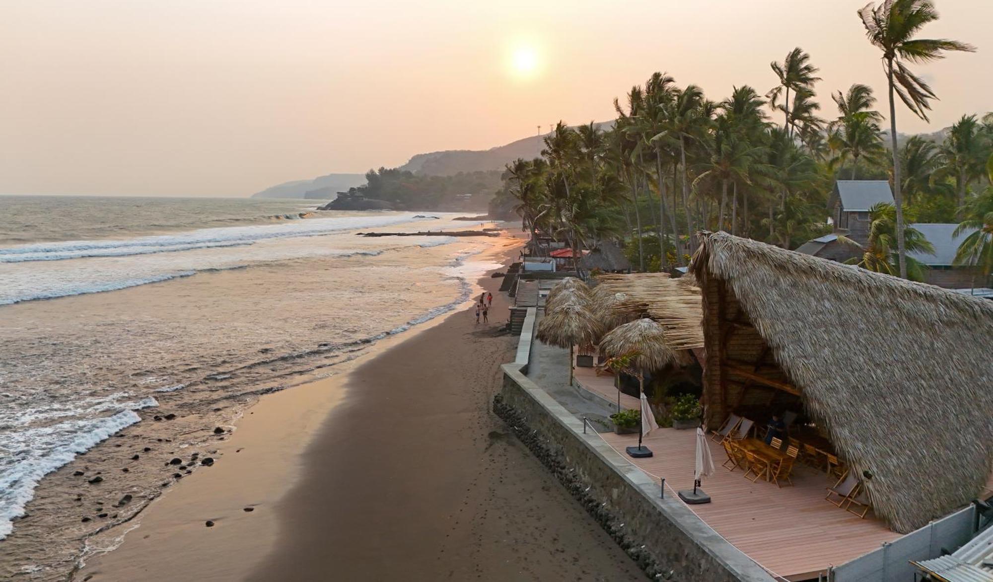Almare Zonte - Beachfront Glamping Hotel El Zonte Bagian luar foto